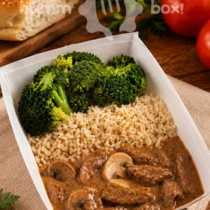 Strogonoff de Baby Beef com Cogumelos Paris, Brócolis e Arroz Integral – 400 g